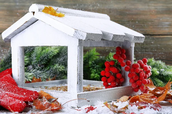 Handgemaakte birdhouse in de winter — Stockfoto