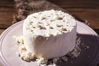 Süzme peynir çul peçete ahşap arka plan üzerinde plaka üzerinde