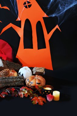 Cadılar Bayramı sahne siyah arka plan üzerine