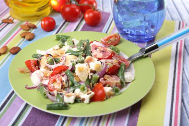 taze kahvaltı sebze salatası masaya servis oluşan