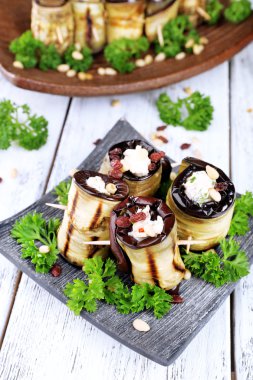 süzme peynir ve maydanoz ahşap zemin üzerine kızartılmış patlıcan