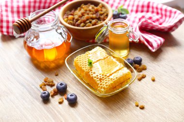 ahşap masa üzerinde taze bal