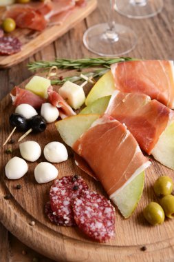 Tablo yakın çekim üzerinde prosciutto ile lezzetli kavun