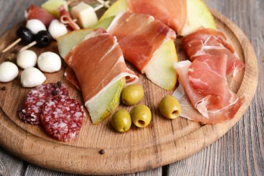 Tablo yakın çekim üzerinde prosciutto ile lezzetli kavun