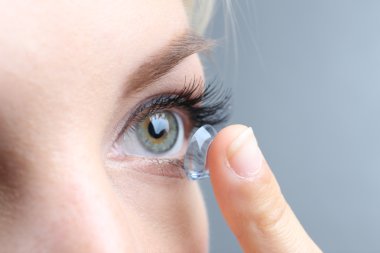 Tıp ve vizyon kavramı - Kontakt lens, genç kızla yakın