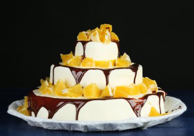 portakal ve çikolata koyu arka plan üzerine ile güzel düğün pastası