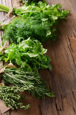 Ahşap arka plan üzerinde farklı taze otlar