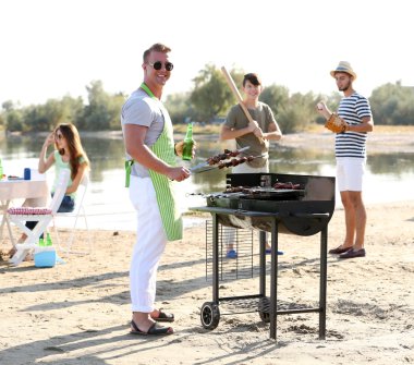 Genç arkadaşlar sahip Barbekü parti, açık havada