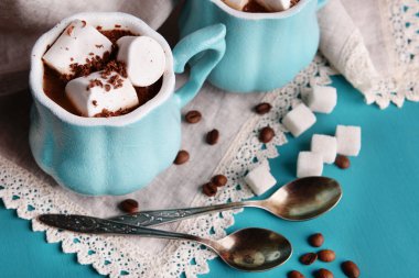 Krema ve şekerli ahşap masa üzerinde kahve