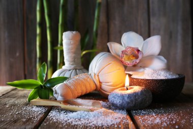 Spa ahşap yüzeyde ayarla