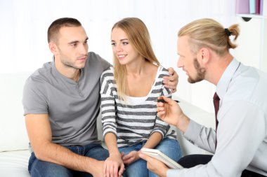 Aile psikolog ile terapi oturumu sonra genç mutlu çift