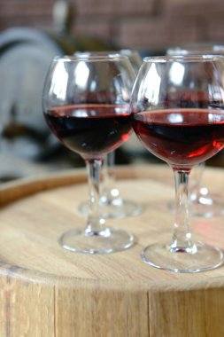 Bardak şarap mahzeni eski varil içinde 