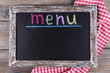 Tablonun yakınındaki tahtaya yazma menüsü