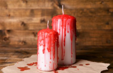 Ahşap arka plan üzerinde Cadılar Bayramı tatil için kanlı mumlar