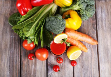 Cam ve ahşap zemin üzerine taze sebze domates suyu