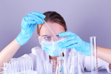 Laboratuvarda tıbbi test yapmak laboratuvar asistanı
