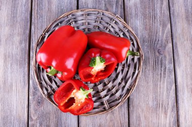 Hasır mat ahşap zemin üzerine biber