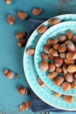 Ahşap arka plan üzerinde plaka üzerinde fındık