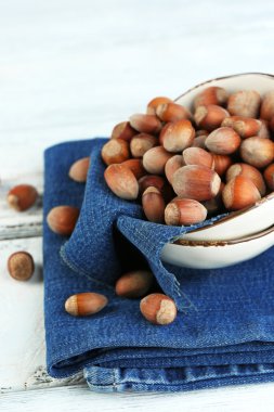 Peçete ahşap arka plan üzerinde plaka üzerinde fındık