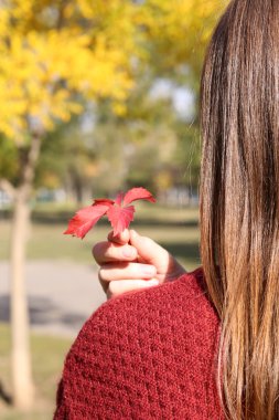 Elinde güzel bir sonbahar yaprağı