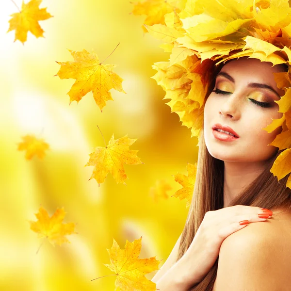 Hermosa joven con corona de otoño amarillo — Foto de Stock