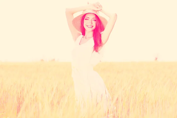 Portrait of beautiful young woman in field — Stock Photo, Image