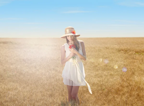 Mooie vrouw in veld — Stockfoto