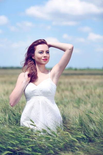 Mulher bonita no campo — Fotografia de Stock