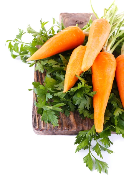 Zanahorias y perejil en tabla de cortar aislado en blanco —  Fotos de Stock