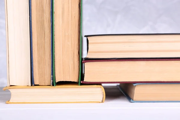 Bücher auf Holztisch auf hellem Hintergrund — Stockfoto