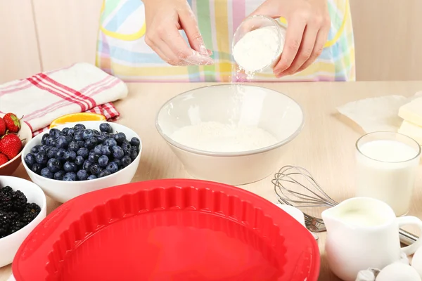 Lezzetli pasta ve malzemeler için tablo mutfak pişirme — Stok fotoğraf
