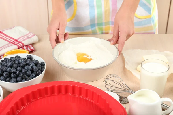 Baking tasty pie and ingredients for it on table in kitchen — Stock Photo, Image