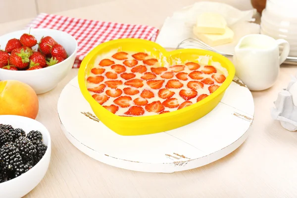 Baking tasty pie and ingredients for it on table in kitchen — Stock Photo, Image