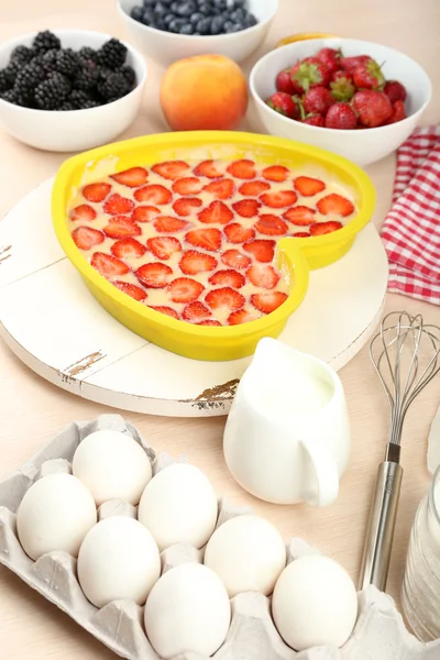 Leckeren Kuchen backen und Zutaten dafür auf dem Tisch in der Küche — Stockfoto