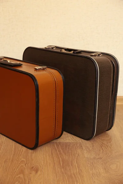 Vintage old travel suitcases on floor — Stock Photo, Image