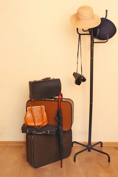 Ročník starý cestovní kufry na podlaze vestibulu — Stock fotografie