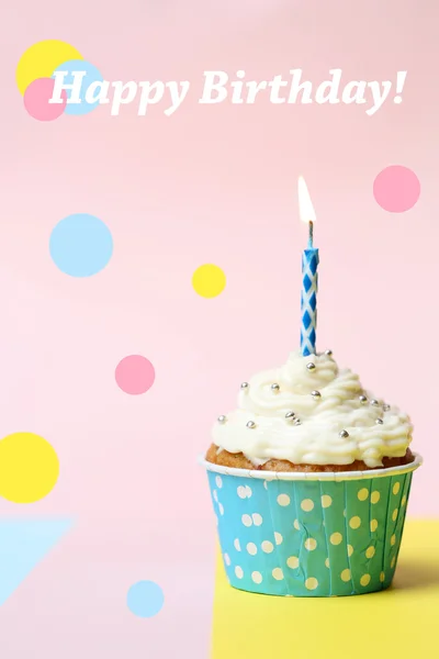 Delicioso cupcake de aniversário na mesa no fundo claro — Fotografia de Stock