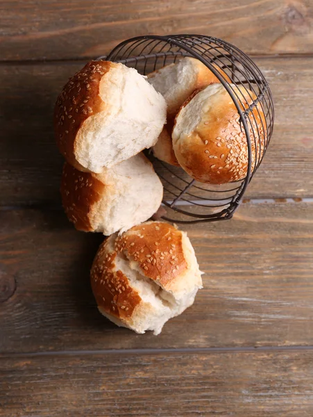木製の背景の色にゴマとおいしいパン — ストック写真