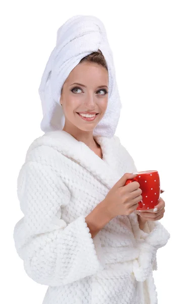 Schöne junge Mädchen im Bademantel mit Tasse Kaffee isoliert auf weiß — Stockfoto