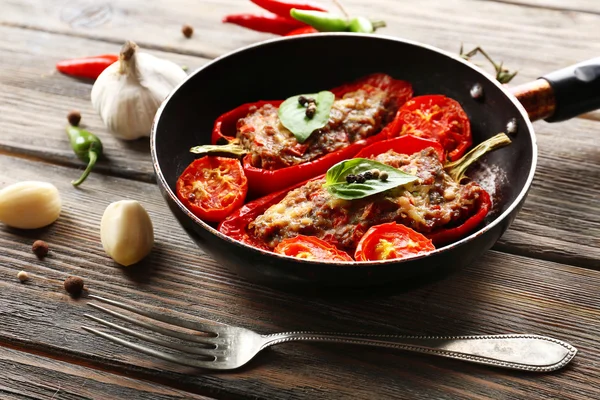 Gevulde peper met vlees en groenten — Stockfoto