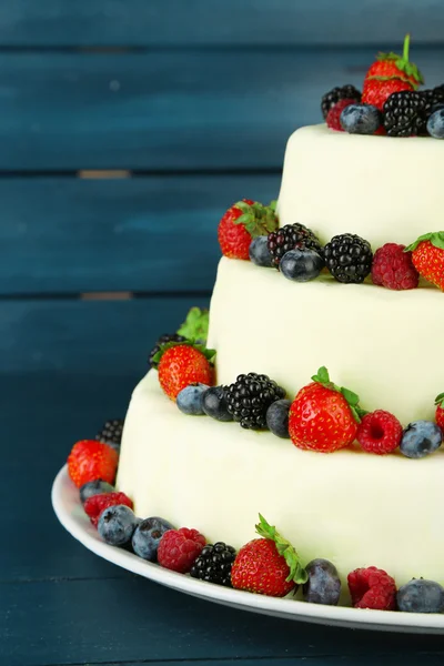 Wedding cake with berries — Stock Photo, Image