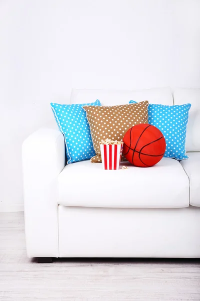 Patlamış mısır ve basketbol Divan odası — Stok fotoğraf