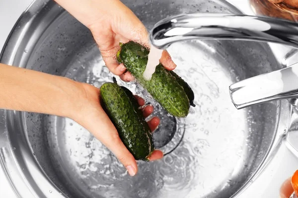 Kadının ellerini lavaboda yıkama salatalık