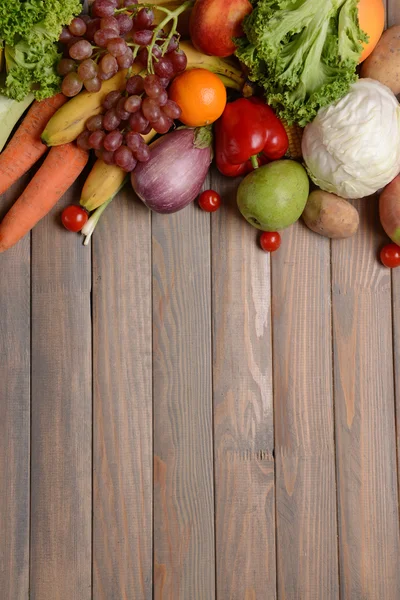 Φρέσκα βιολογικά φρούτα και λαχανικά σε ξύλινο φόντο — Φωτογραφία Αρχείου