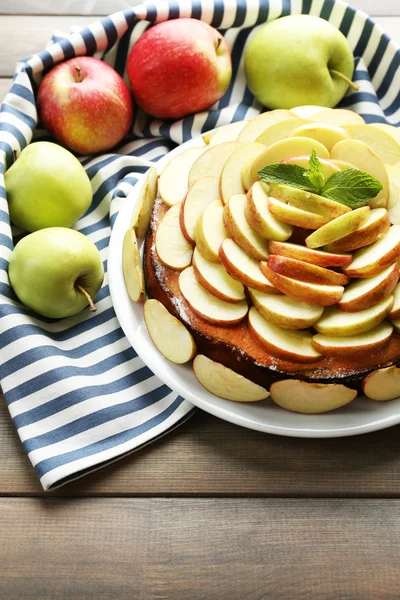 Домашний яблочный пирог подается на столе, крупным планом — стоковое фото