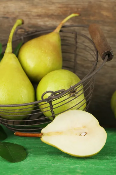 Ripe tasty pears on wooden table — Stock Photo, Image