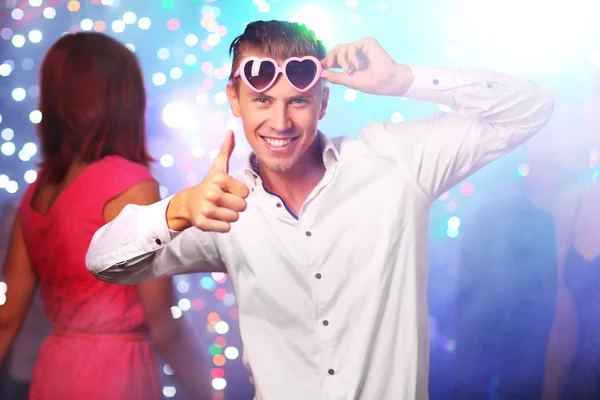 Jóvenes bailando en la fiesta — Foto de Stock