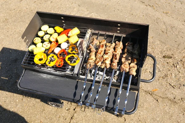 Brochettes et légumes sur barbecue, gros plan — Photo