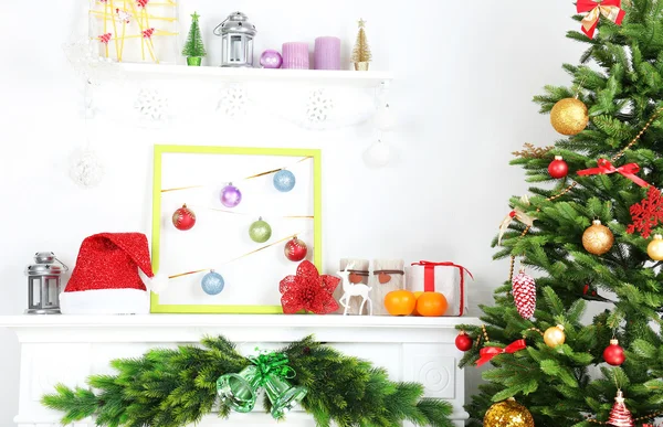 Odanın yanındaki Noel ağacı.