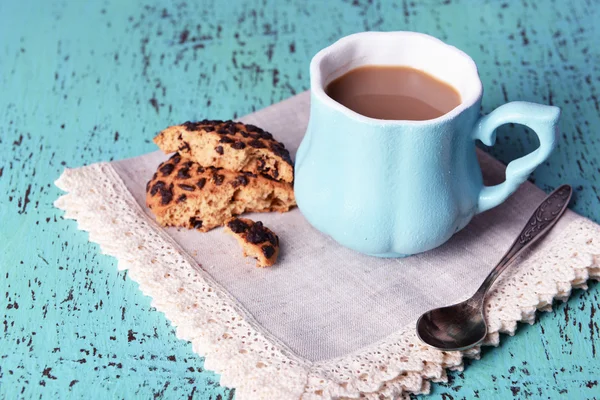 Kopje koffie met koekjes en servet op houten tafel — Stockfoto
